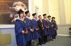 北京大学教授给任佳和她的同学们颁发证书并合影